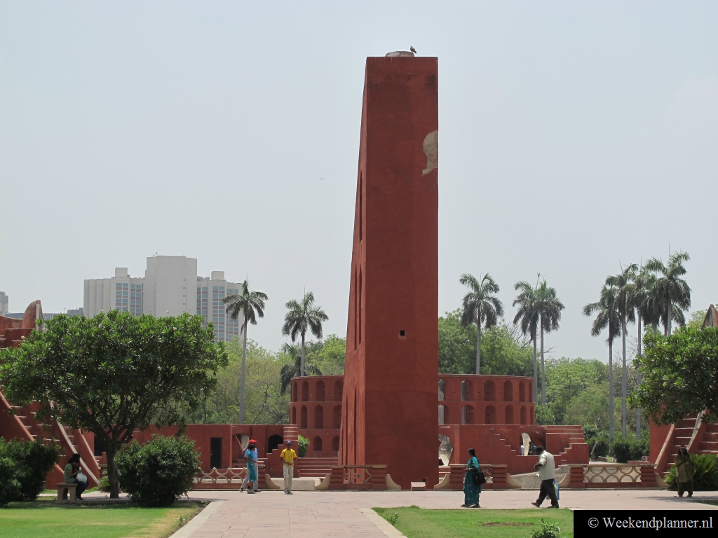 De Jantar Mantar bestaat uit dertien bijzondere bouwwerken die in een park in het midden van de stad staan. 